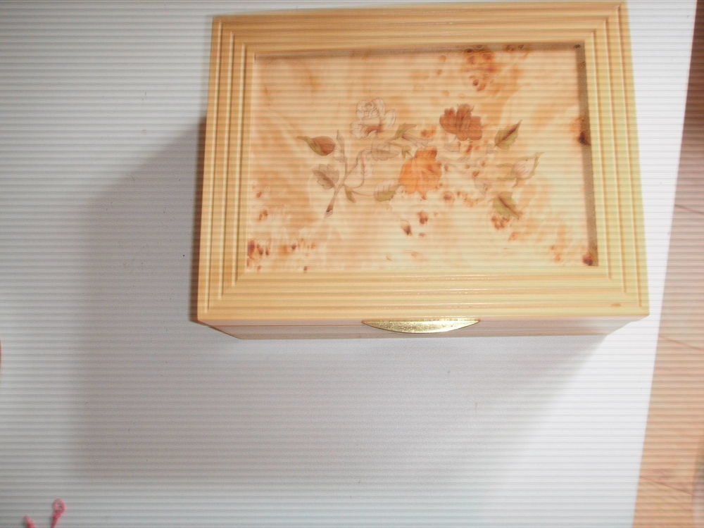 Boite &agrave; bijoux en bois avec marqueteries et un grand miroir. Décoration