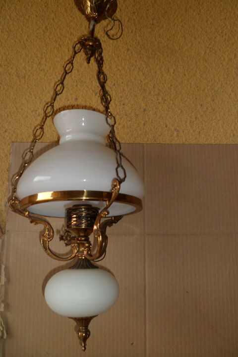 Luminaire suspension bronze avec globe blanc 35 Lombez (32)