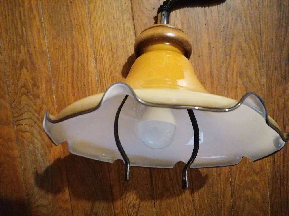Luminaire Suspension vintage tr&egrave;s rare en opaline ancienne 