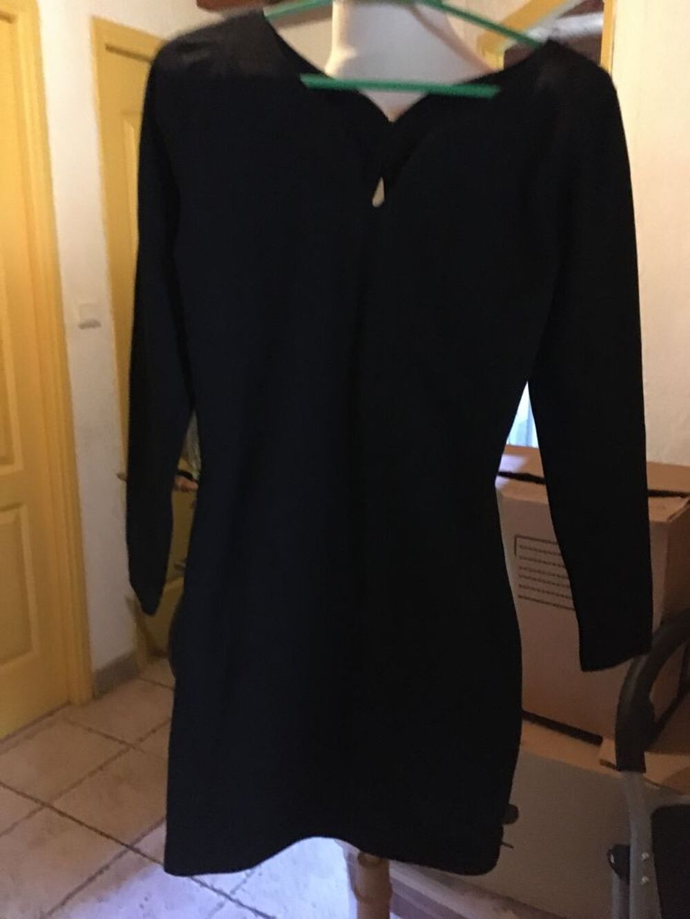 Jolie petite robe noire taille 36 Vêtements