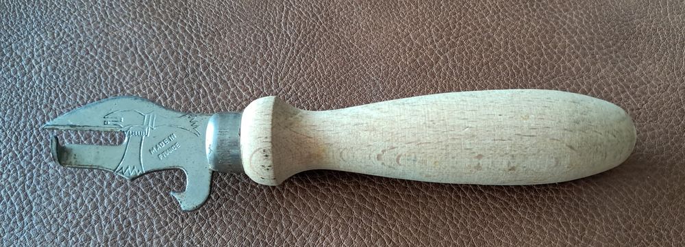 ancien ouvre-boite METEOR 
en m&eacute;tal et bois 
Made in France 