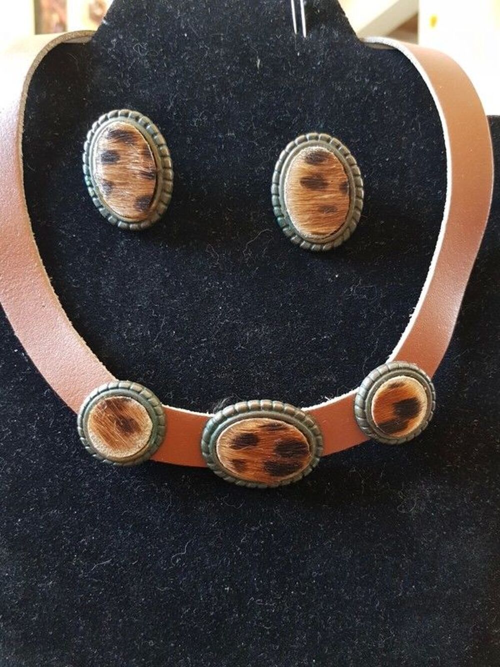 Parure en cuir marron dessin l&eacute;opard neuf clip d oreilles et Bijoux et montres