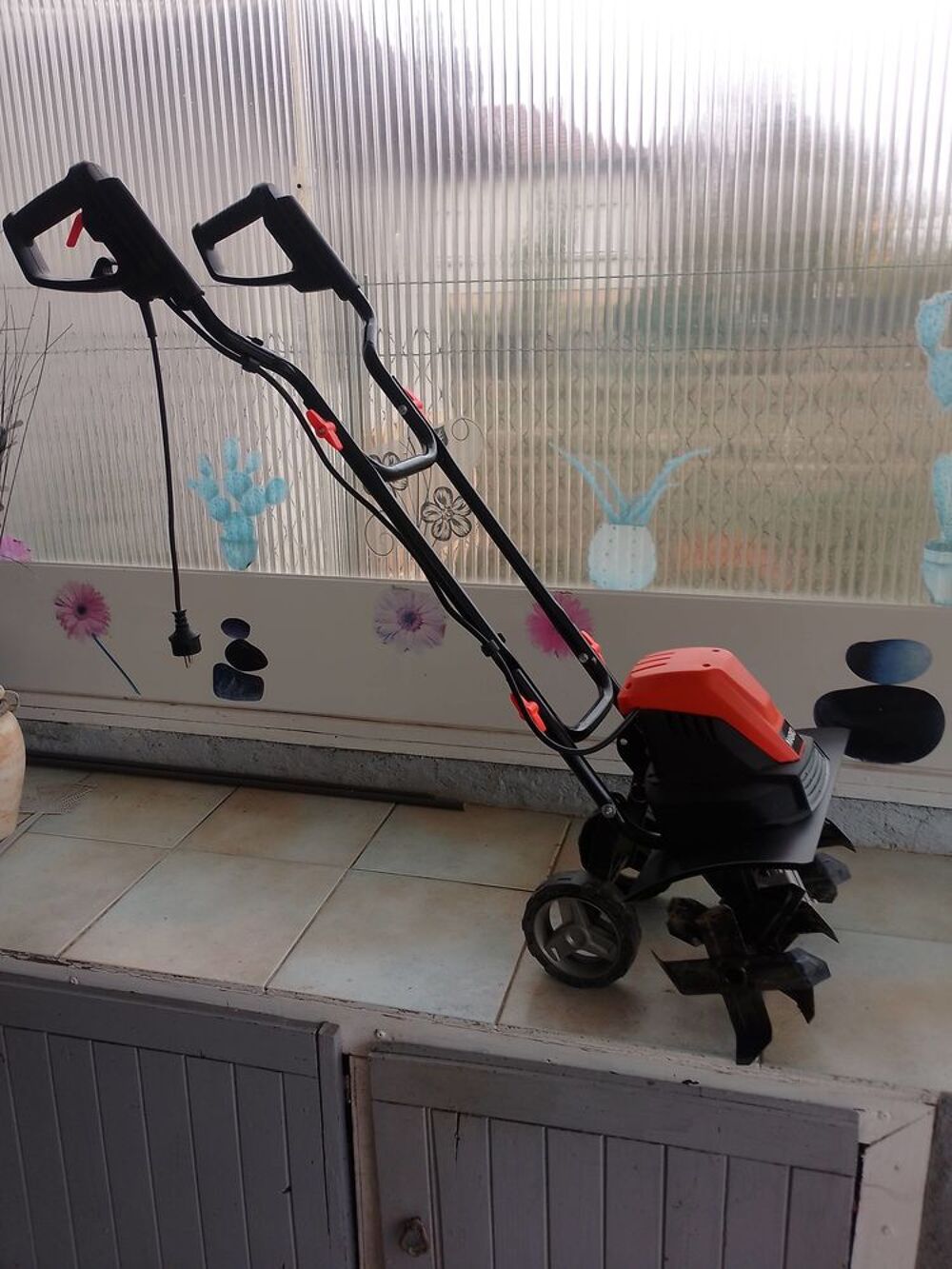 Motobineuse &eacute;lectrique. Jardin