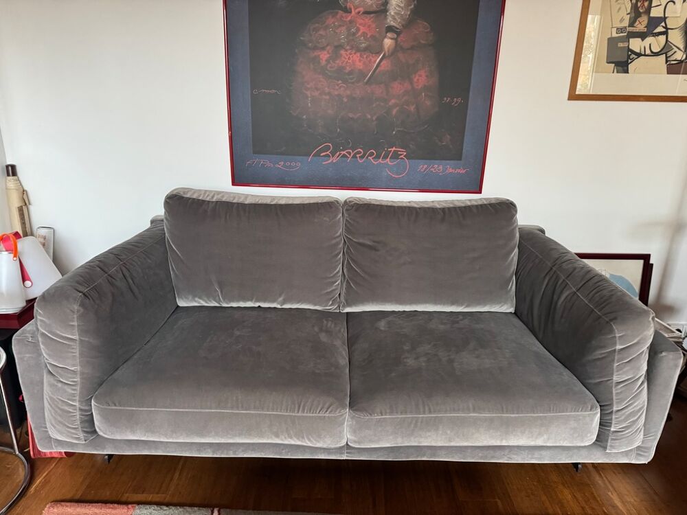 Canap&eacute; deux places velours gris D�coration