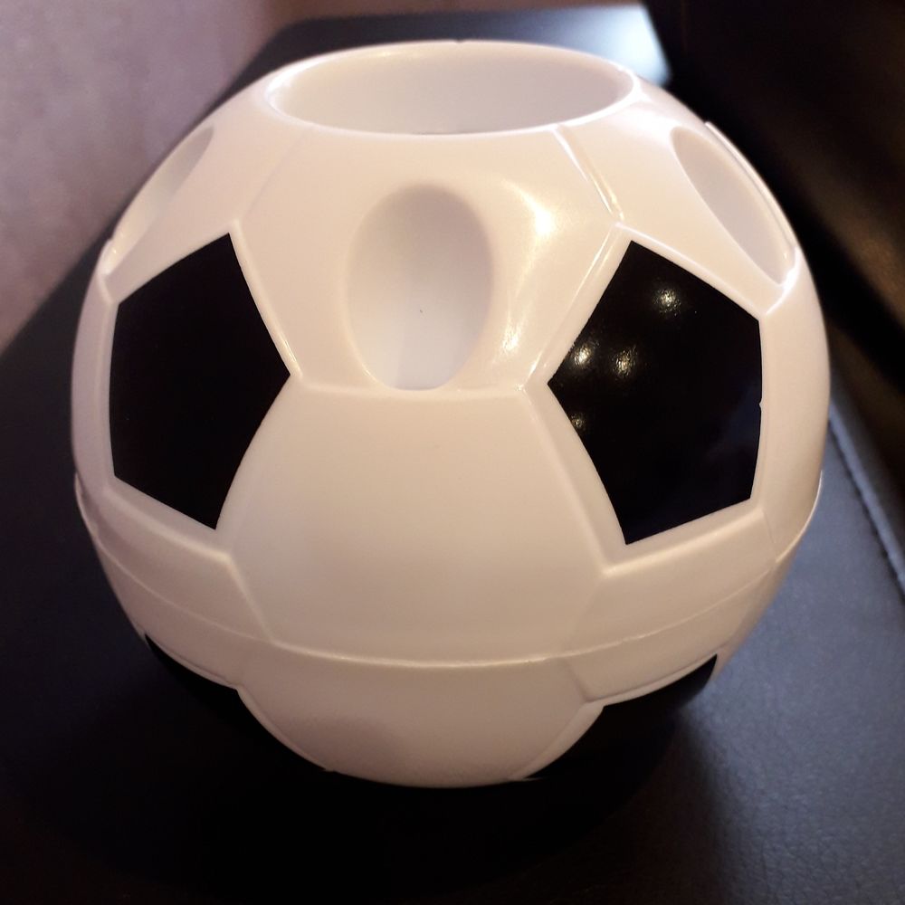 Pot de crayon stylo forme ballon de foot comme neuf poser en Jeux / jouets