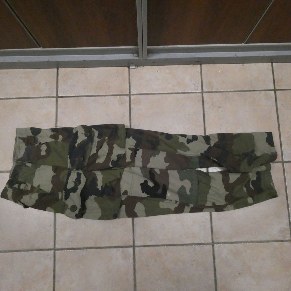 Tenue de chasse camoufl&eacute;e
Vêtements
