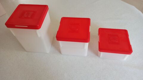 Lot de 11 boites de rangement empilables (trois contenances) Beuvrages (59)
