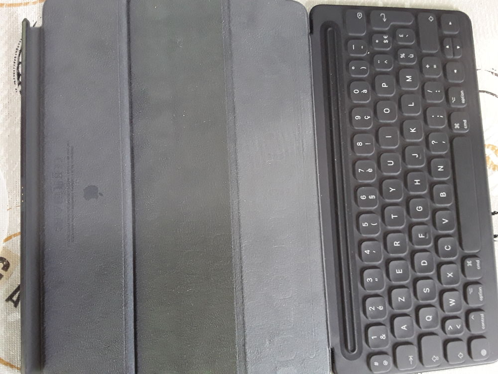 Clavier Ipad smart keyboard
7eme g&eacute;n&eacute;ration 3 eme g&ecirc;ne 10,5 Matériel informatique
