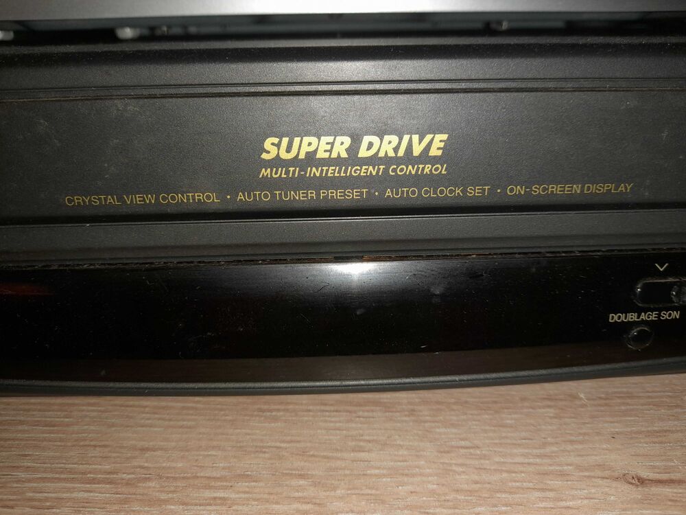 MAGNETOSCOPE PANASONIC NV-HD660 avec lecteur CD + environ 200 k7. VHS en excellent &eacute;tat. Livraison gratuite dans Pays Bigouden. CD et vinyles