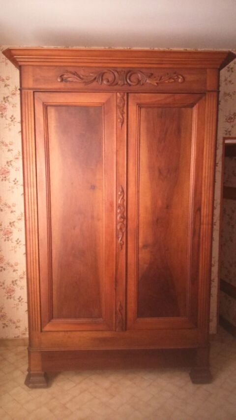 Belle armoire en noyer massif. 500 Monflanquin (47)