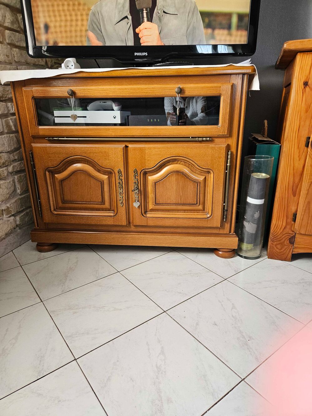 Bonjour salle avec grande table et ses rallonges 1 meuble tv et 1 meuble bas. le tout pour 200€&agrave; d&eacute;battre Meubles