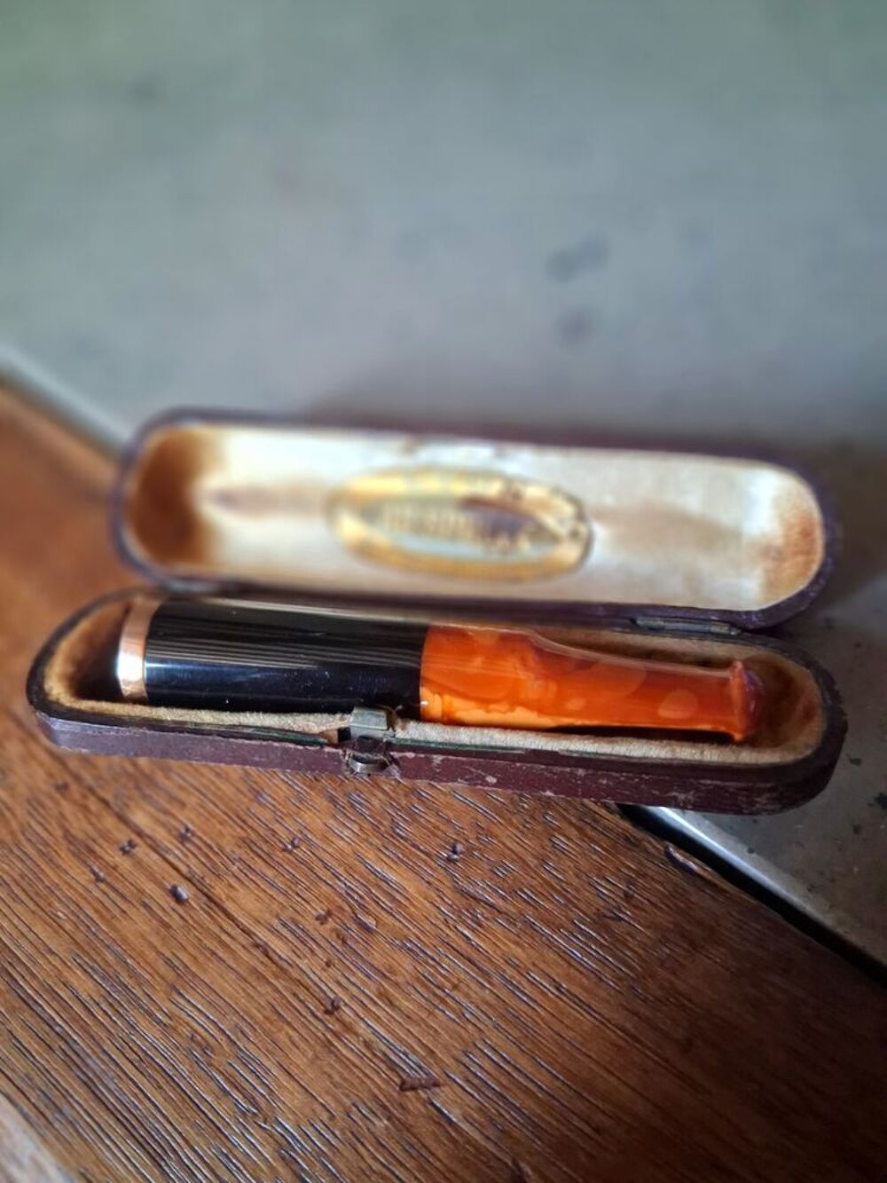 Fume-cigare vintage or, bak&eacute;lite et ambre 