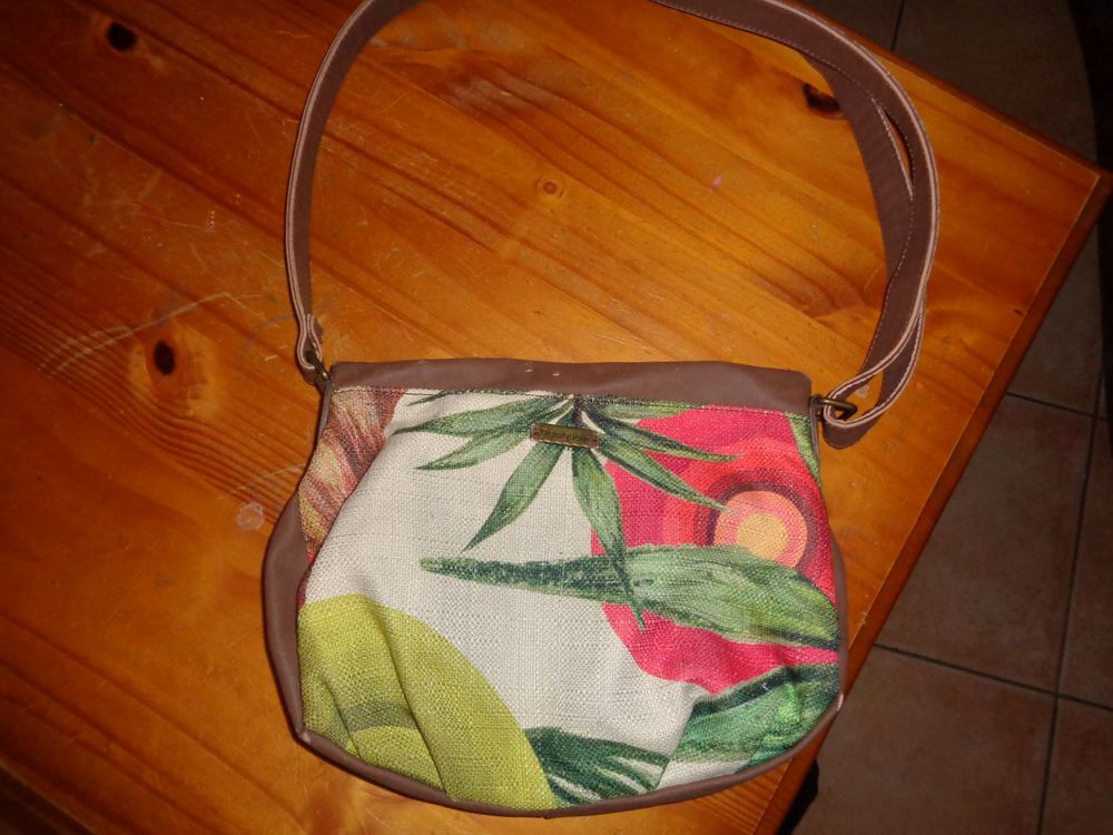 Sac Desigual &agrave; bandouli&eacute;re en TBE &agrave; 20 euros Maroquinerie