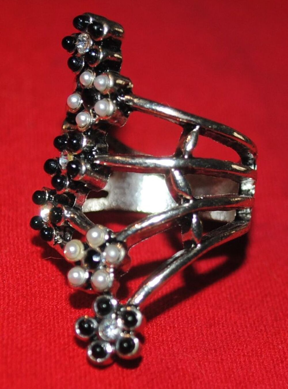 Bague Perles Vertes Tr&egrave;s Originale ? Barcelone
Bijoux et montres