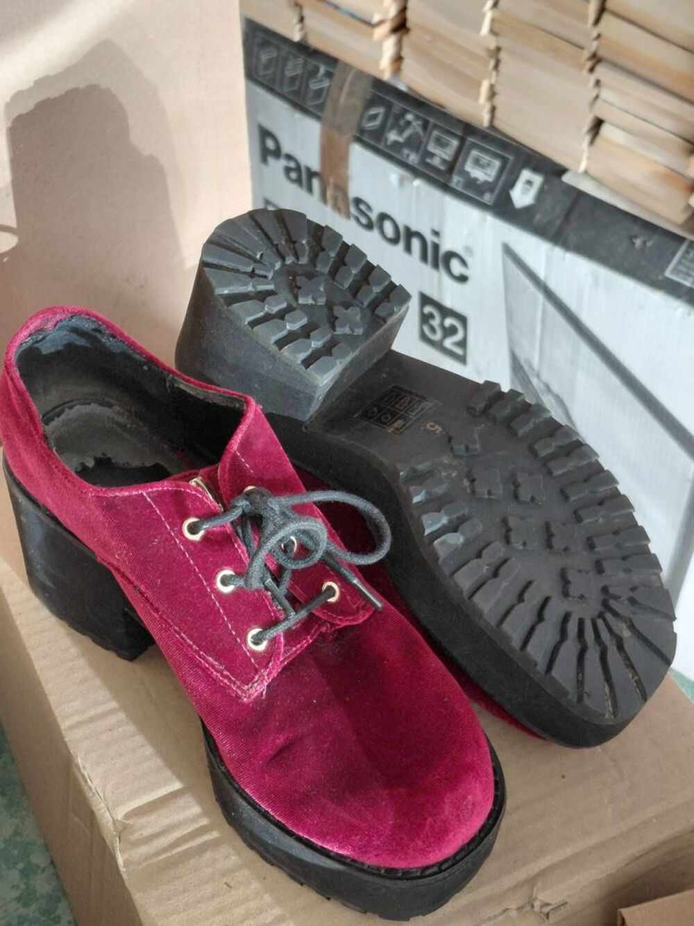 Differentes chaussures , femles- enfants et hommes. Chaussures