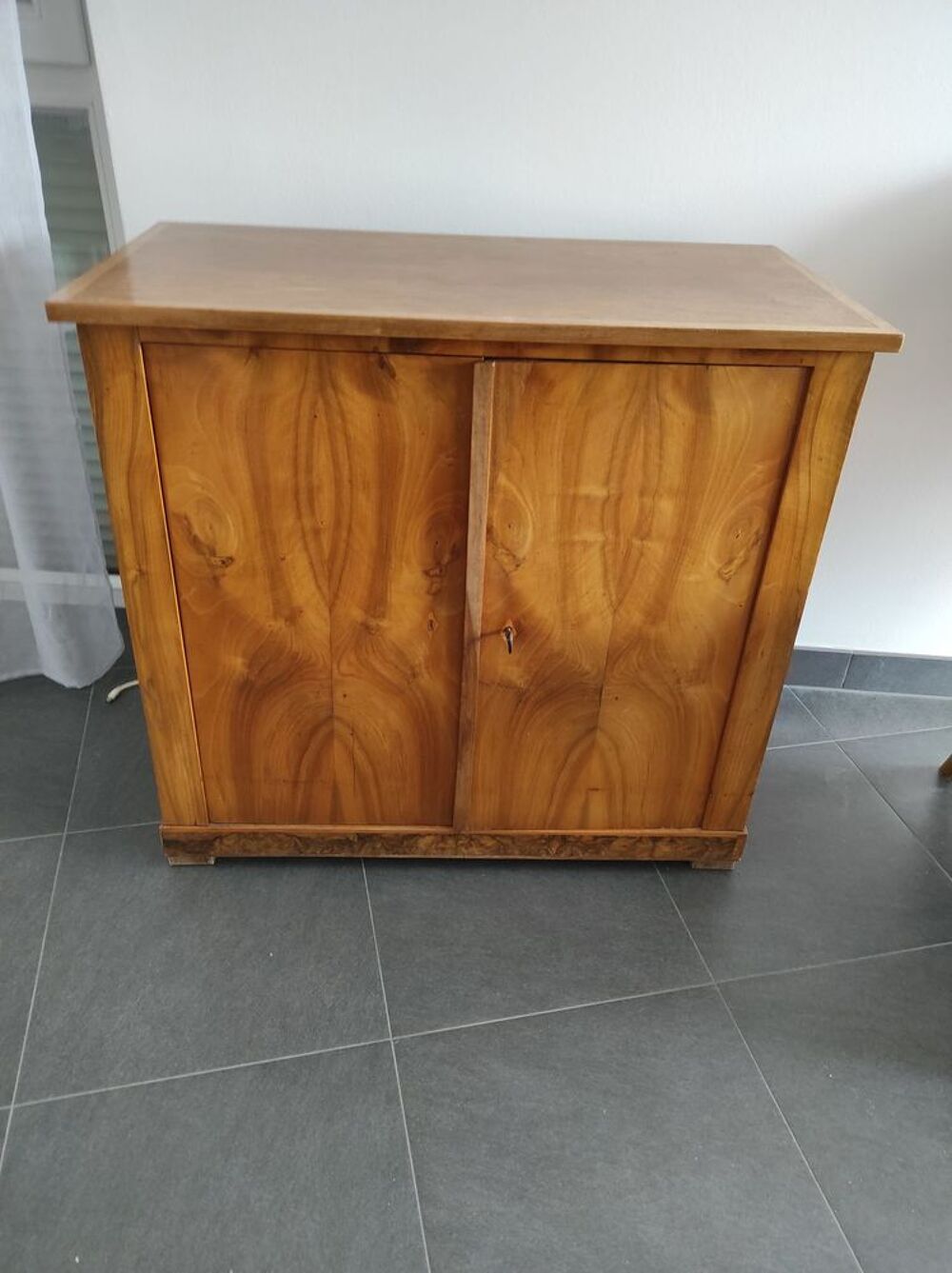 Petit buffet ou meuble de t&eacute;l&eacute;vision ou bar en noyer Meubles