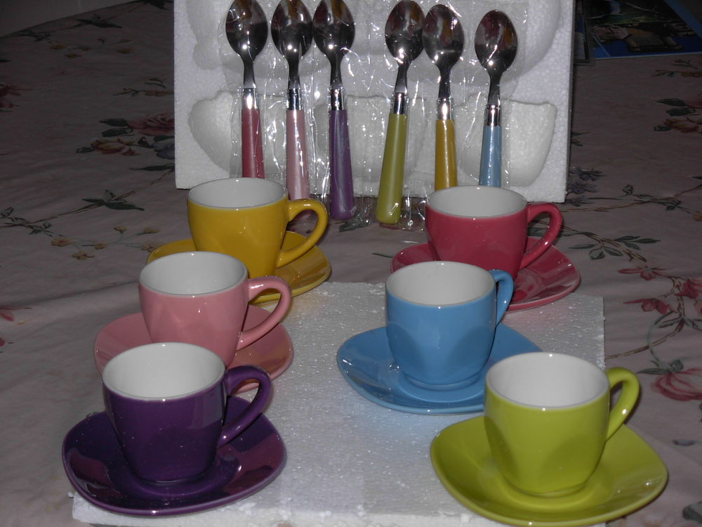 Service &agrave; caf&eacute; 6 tasses, 6 soucoupes, 6 cuill&egrave;res, neuf Electroménager