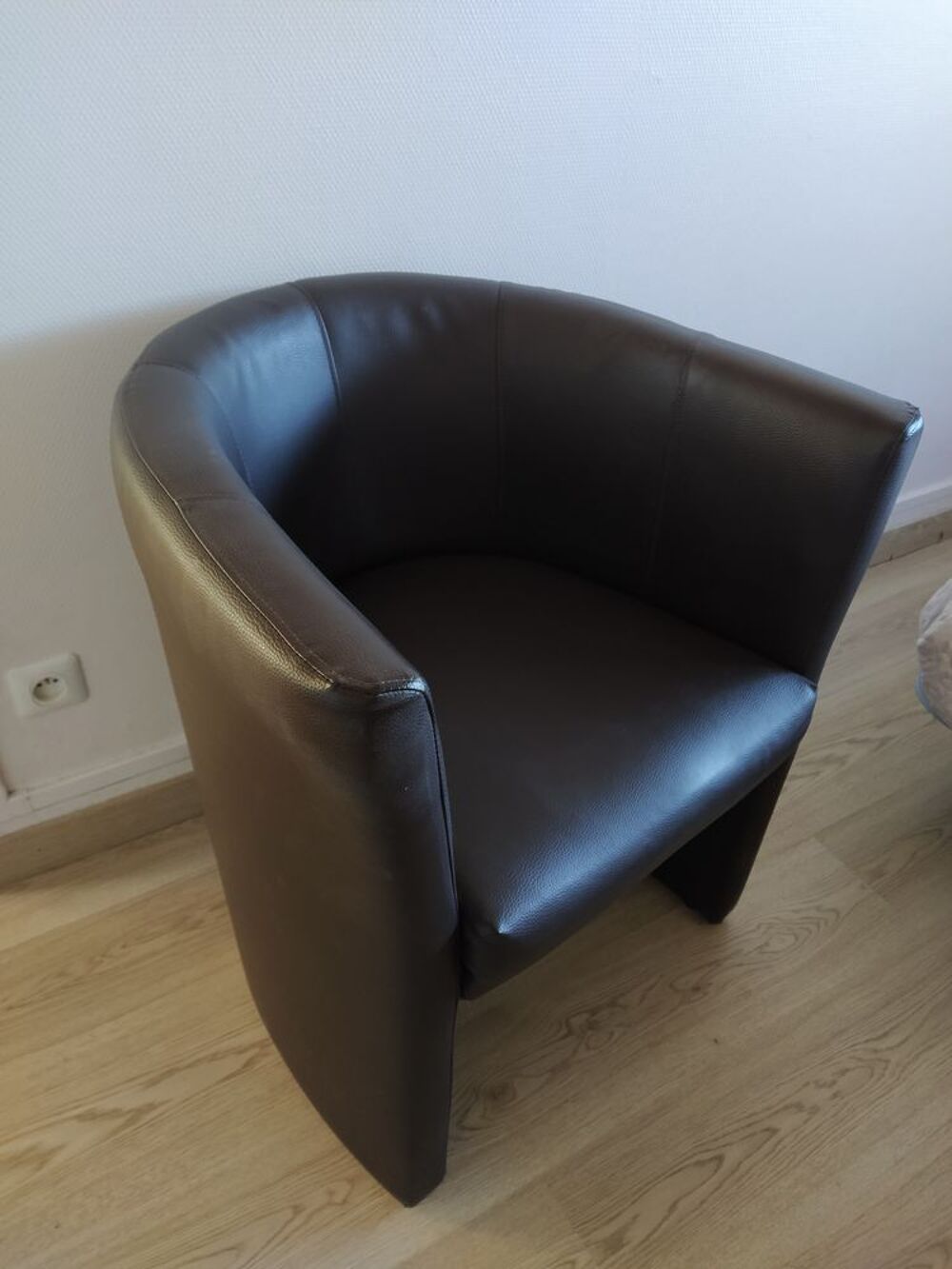 Fauteuil en simili cuir marron ? tr&egrave;s bon &eacute;tat Meubles