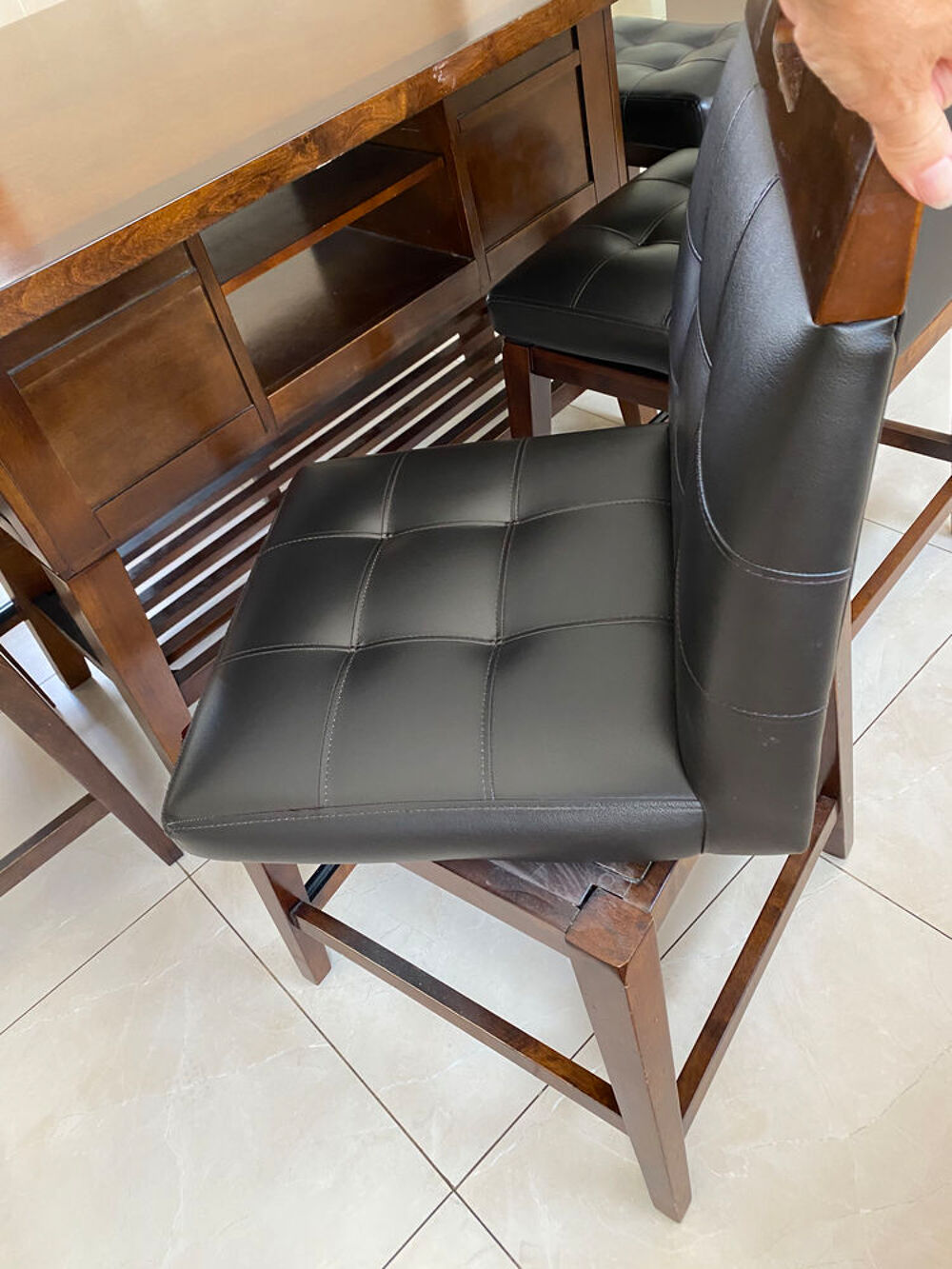 Table haute avec 2 chaises 2 tabourets et 1 banc 
Meubles