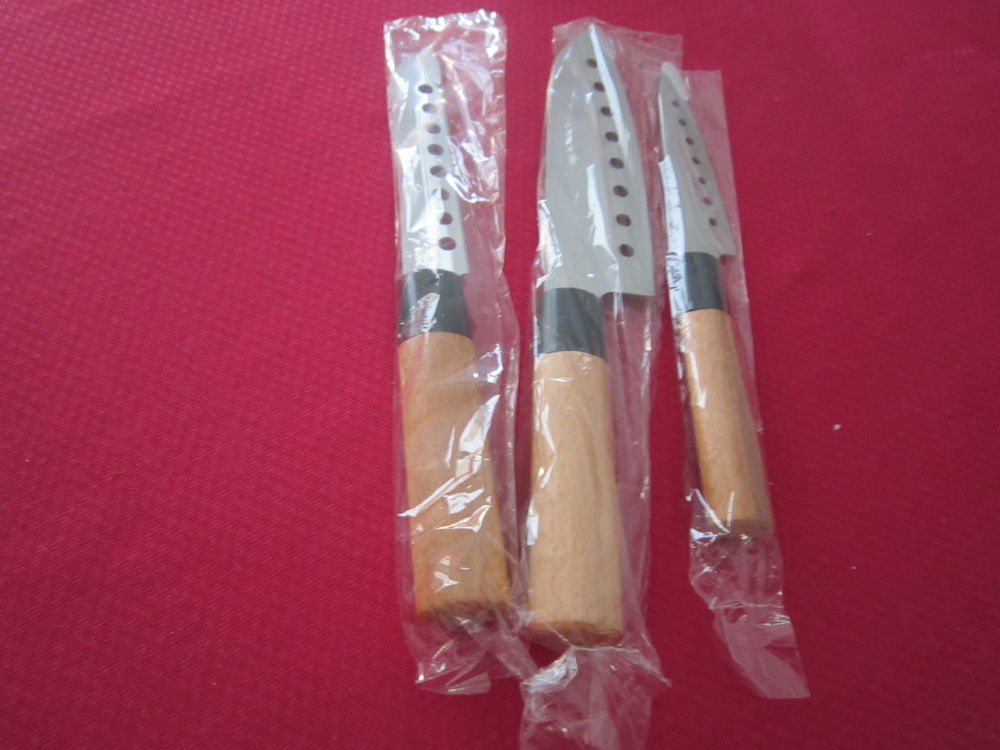 Un set de trois couteaux japonais Cuisine