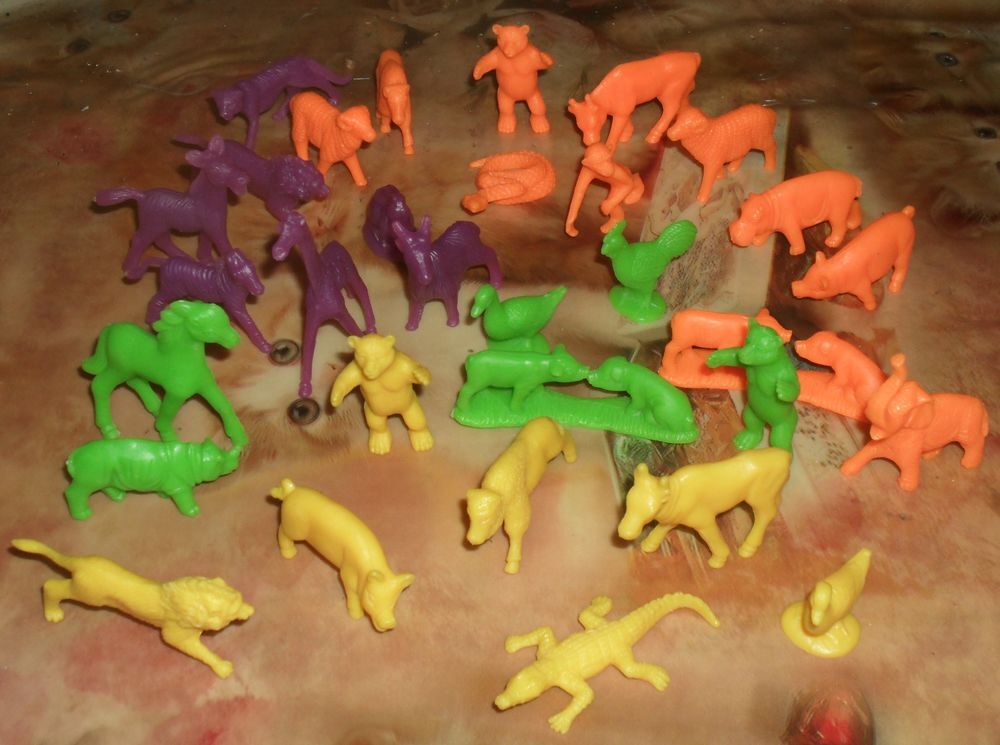 Lot de 31 animaux en plastique monocolore Jeux / jouets