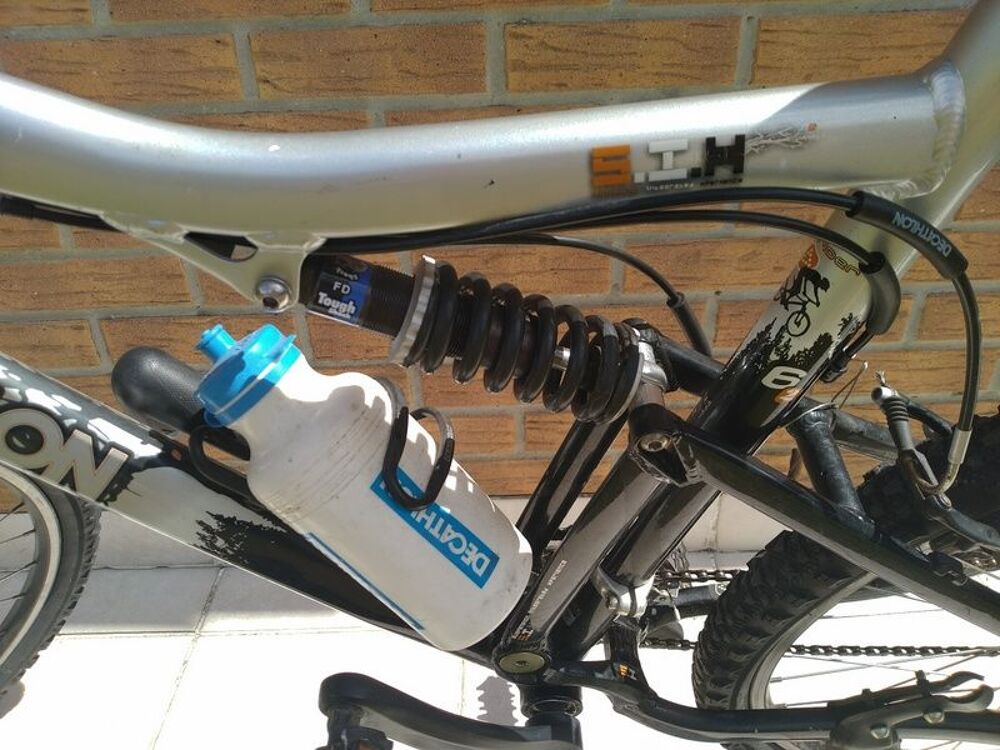 VTT gris et noir avec suspensions Vélos