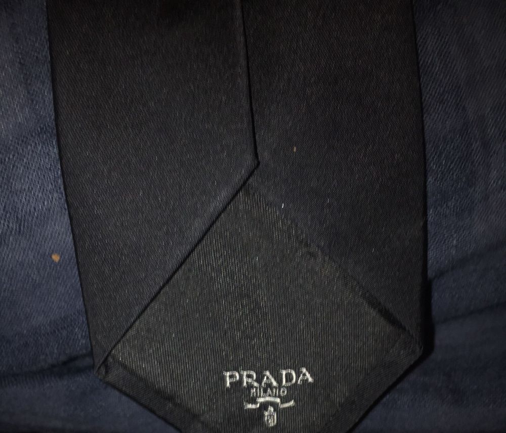 Cravate prada quasi neuf Vêtements