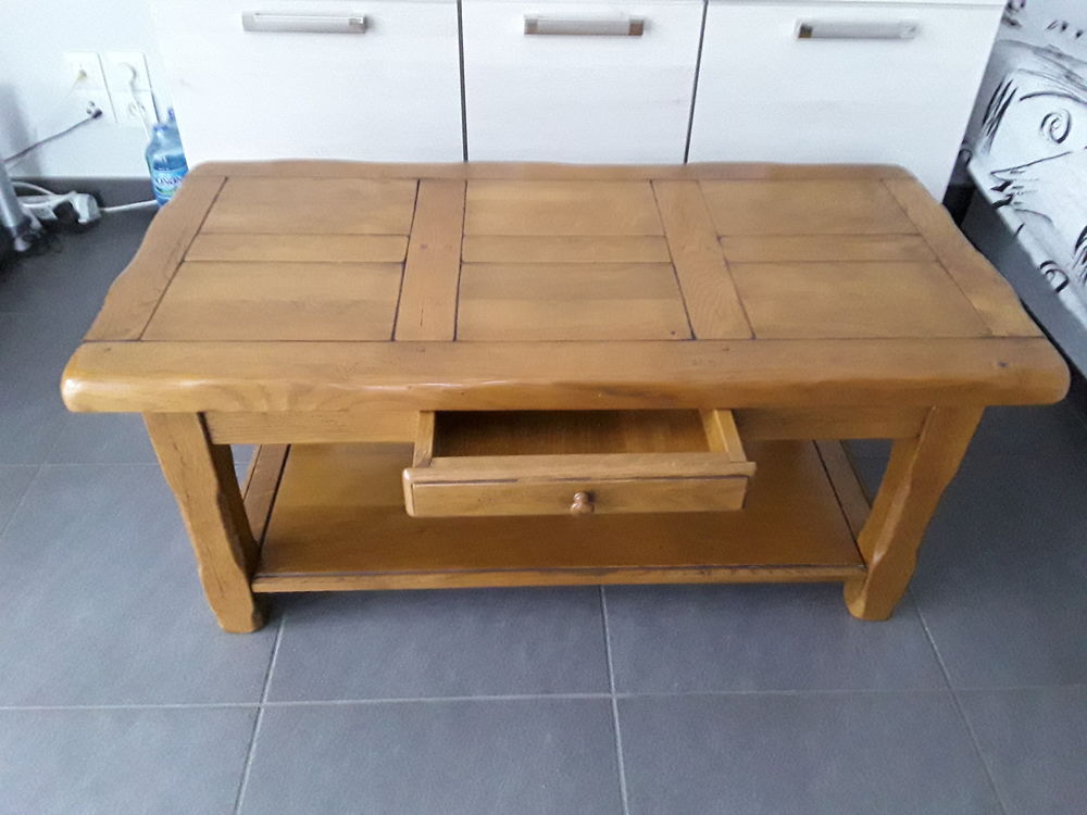 Table basse en ch&ecirc;ne massif.. Meubles