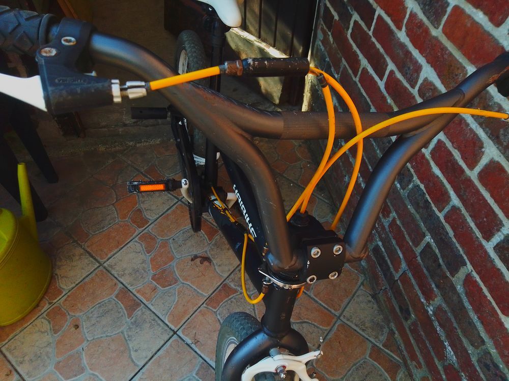 v&eacute;lo BMX noir Vélos