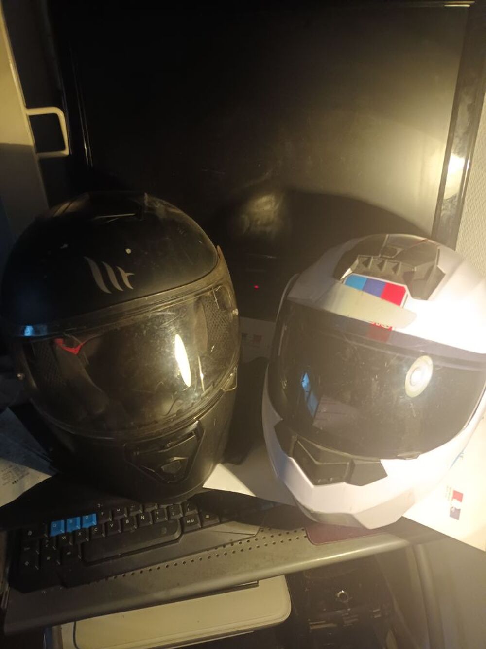 2 casque de moto Bijoux et montres