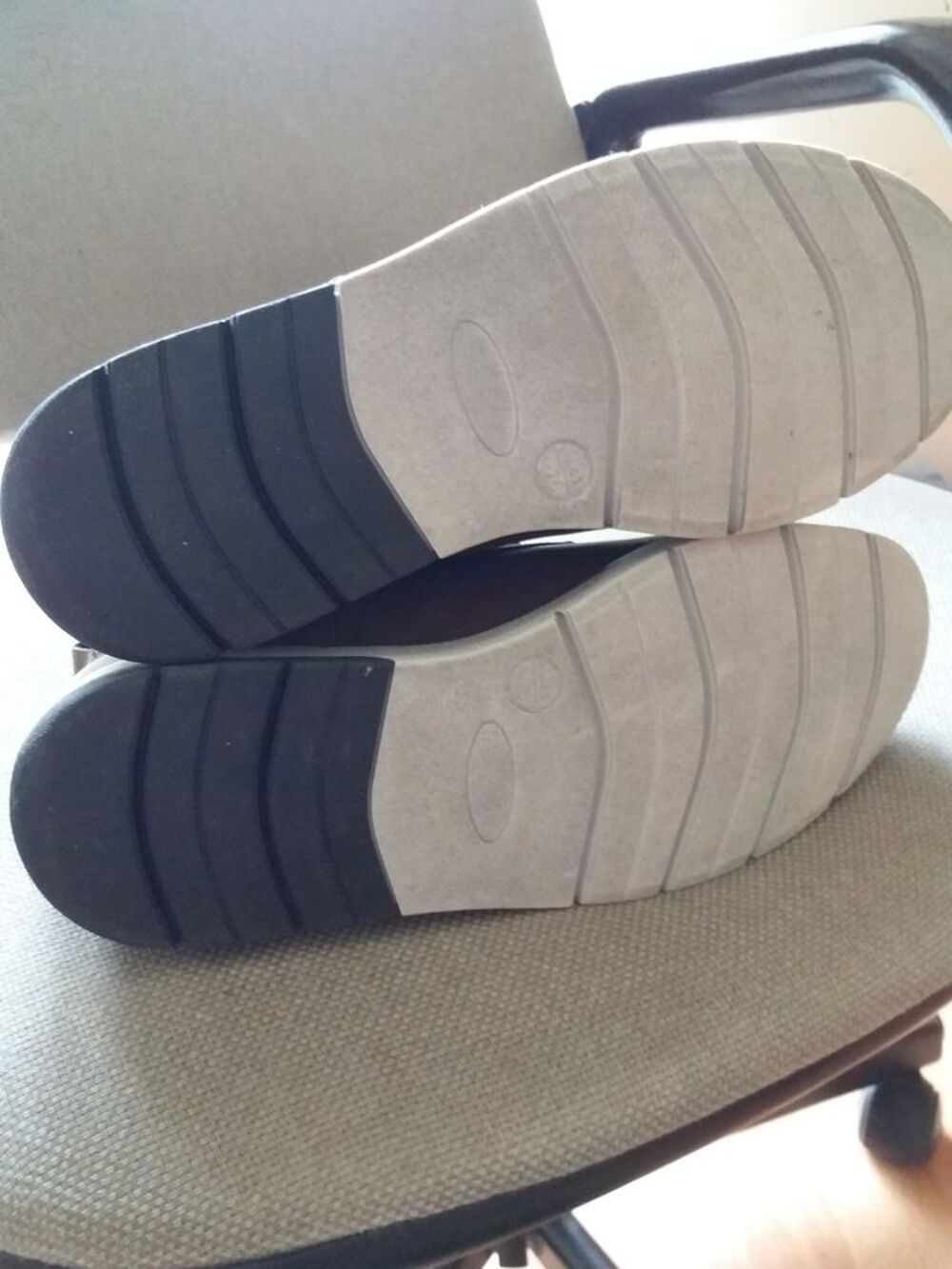 chaussures montantes
achet&eacute;es trop petites
taille 41 Chaussures