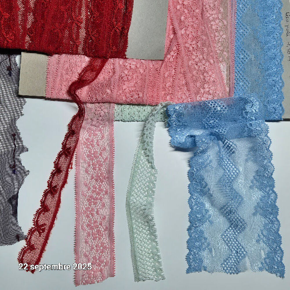 8 morceaux de dentelles de Calais vert fonc&eacute;, cr&egrave;me , bleues V�tements