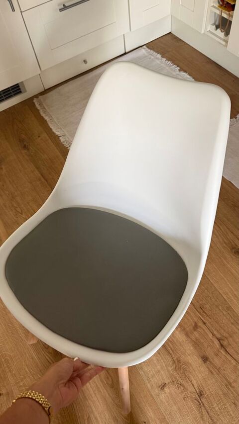 Lot 4 chaises blanches style scandinave Bordeaux (33)
