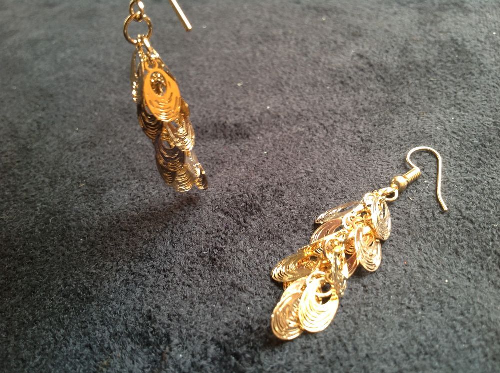 BOUCLES OREILLES DOR&Eacute;E OVALE GRAPPE Envoi Possible
Bijoux et montres