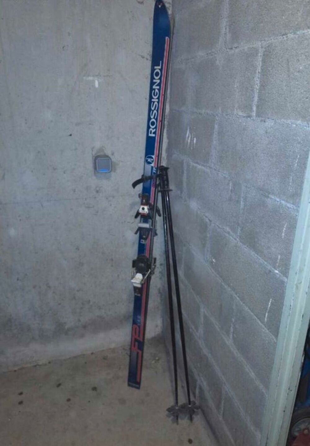 Skis rossignol + batons bon etat Sports