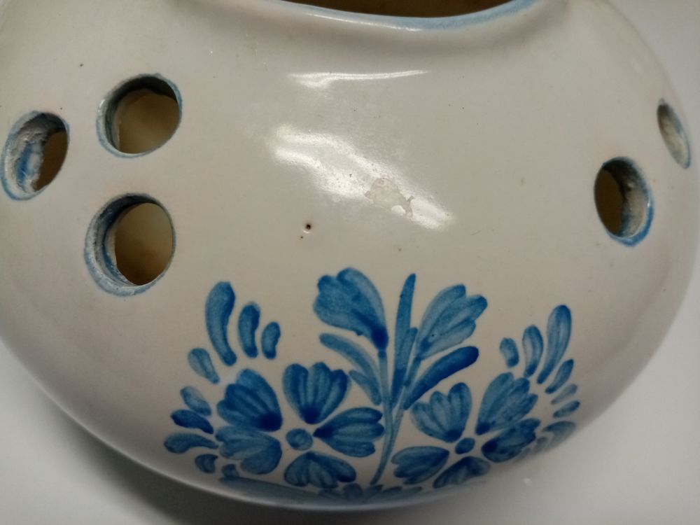 Pot pique fleurs en fa&iuml;ence bleue 
Décoration