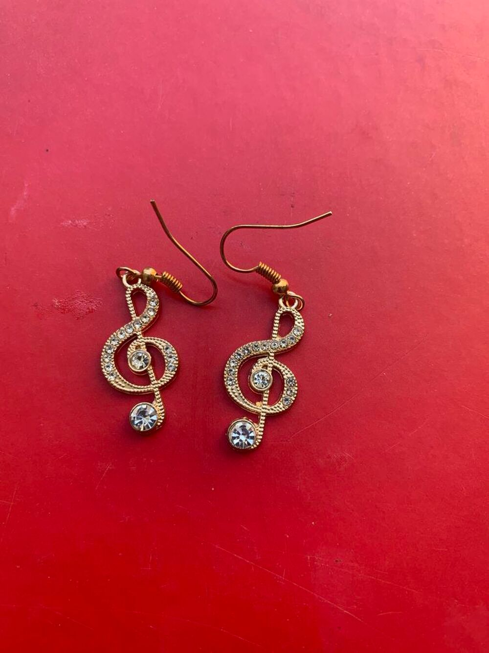 Boucles d'oreilles pendentif en forme de cle de sol dor&eacute; incrust&eacute; de strass scintillant Bijoux et montres