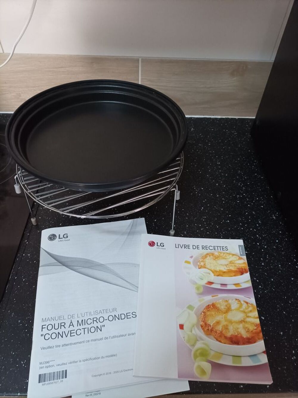 Four micro-ondes combin&eacute; 39L LG NeoChef MJ3965BCR Electromnager