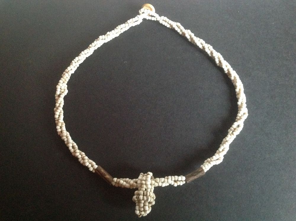COLLIER DE PETITES PERLES TORSAD&Eacute;ES &amp; BOIS Envoi Possible
Bijoux et montres