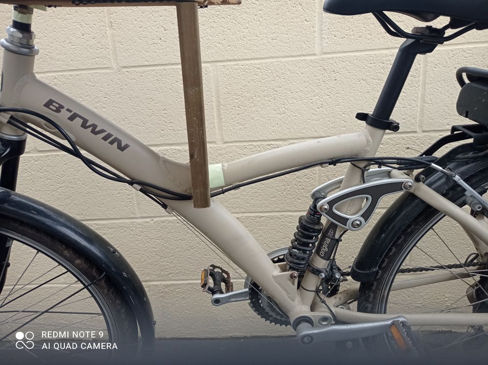 v&eacute;lo assistance electrique 36 volts 26 pouces comme neuf 
Vélos