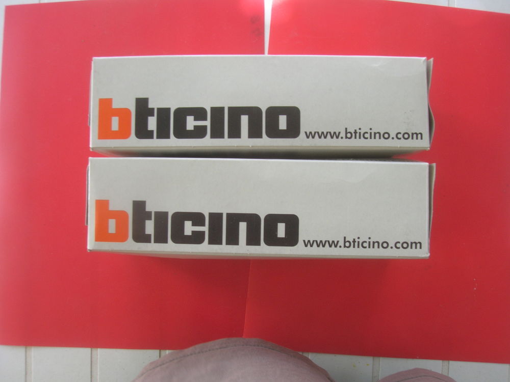 lot de 2 interphones Bticino terraneo
ref 344212 Bricolage