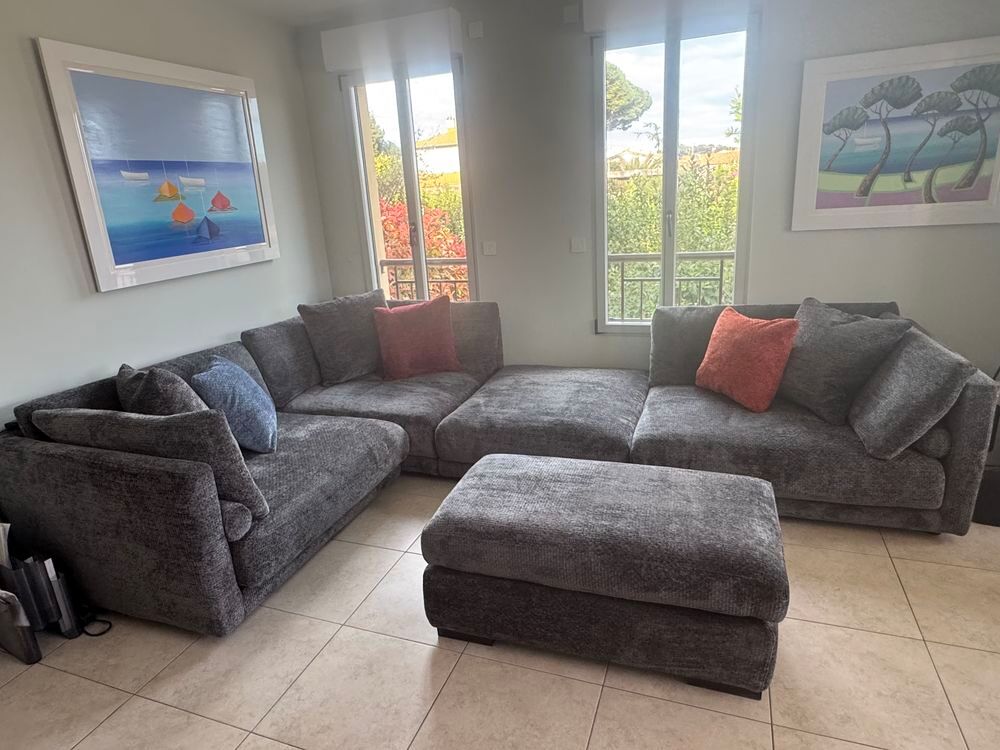 Canap&eacute; presque neuf de POLTRONE &agrave; vendre Meubles