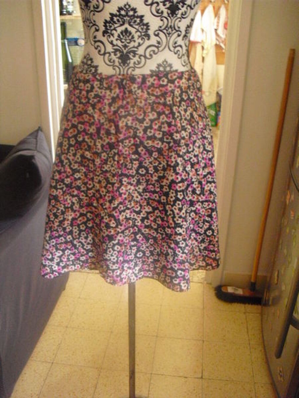 jupe color&eacute;e a motifs florales NEUVE NAF NAF TAILLE 36 Vêtements