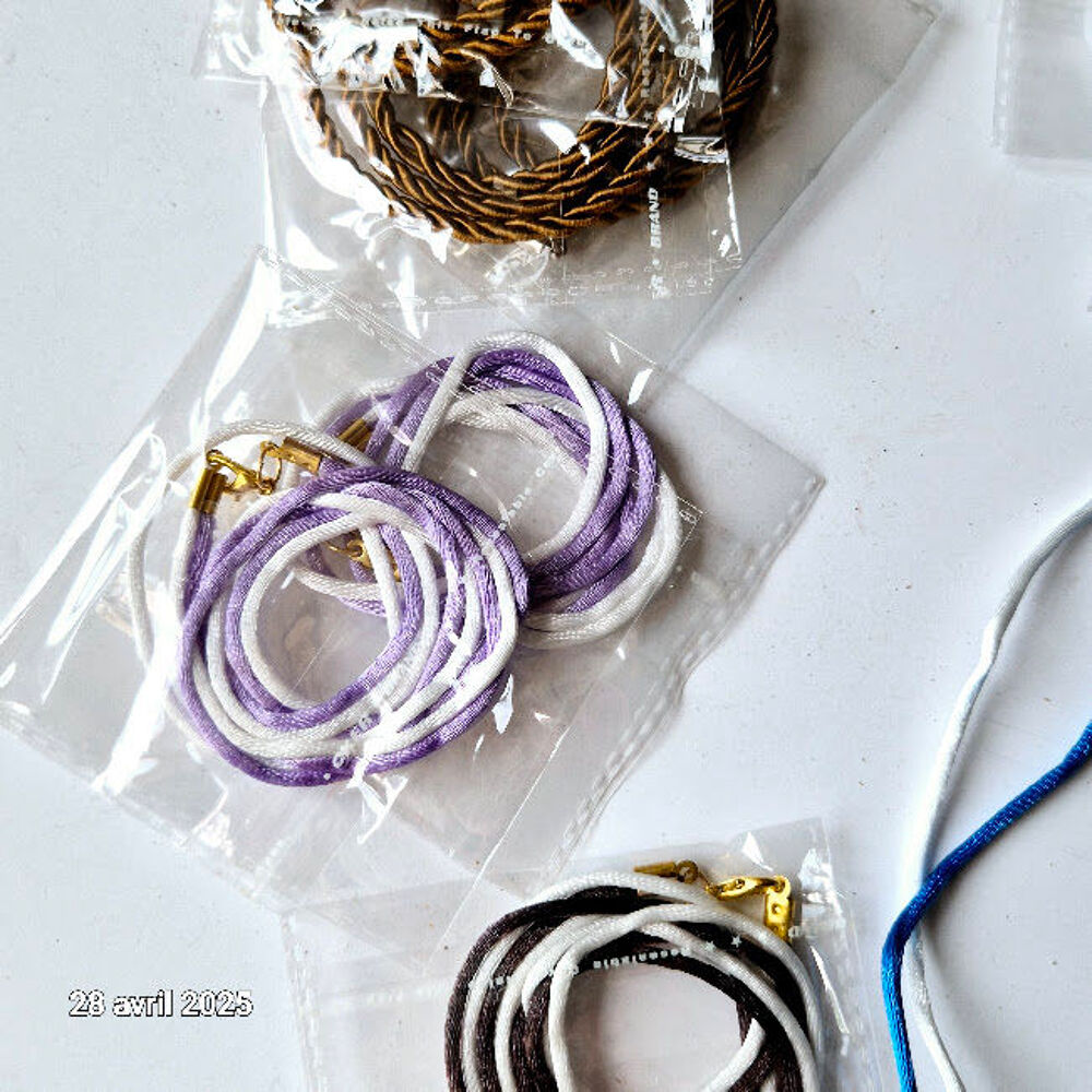 Lot de 12 colliers imitation corde, ou double, en satin avec Bijoux et montres