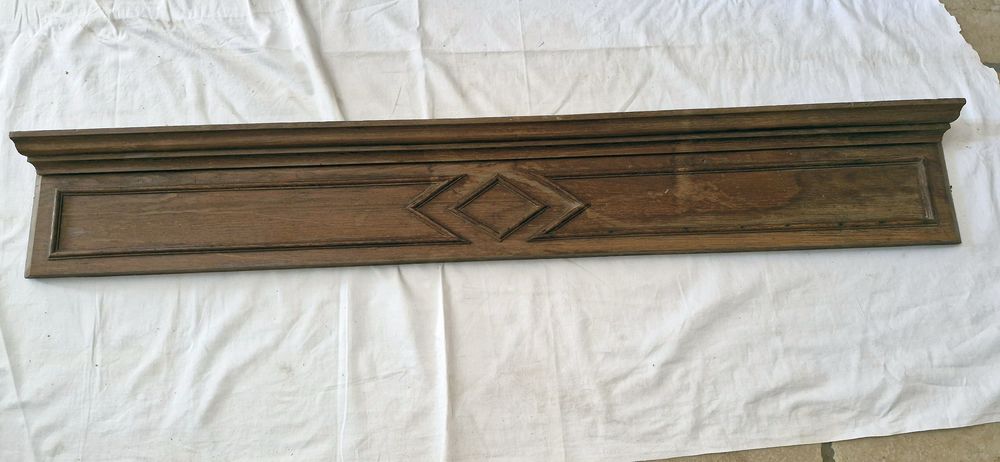 Ancien fronton sculpt&eacute; en bois ch&egrave;ne
avec corniche
L 129cm
Décoration