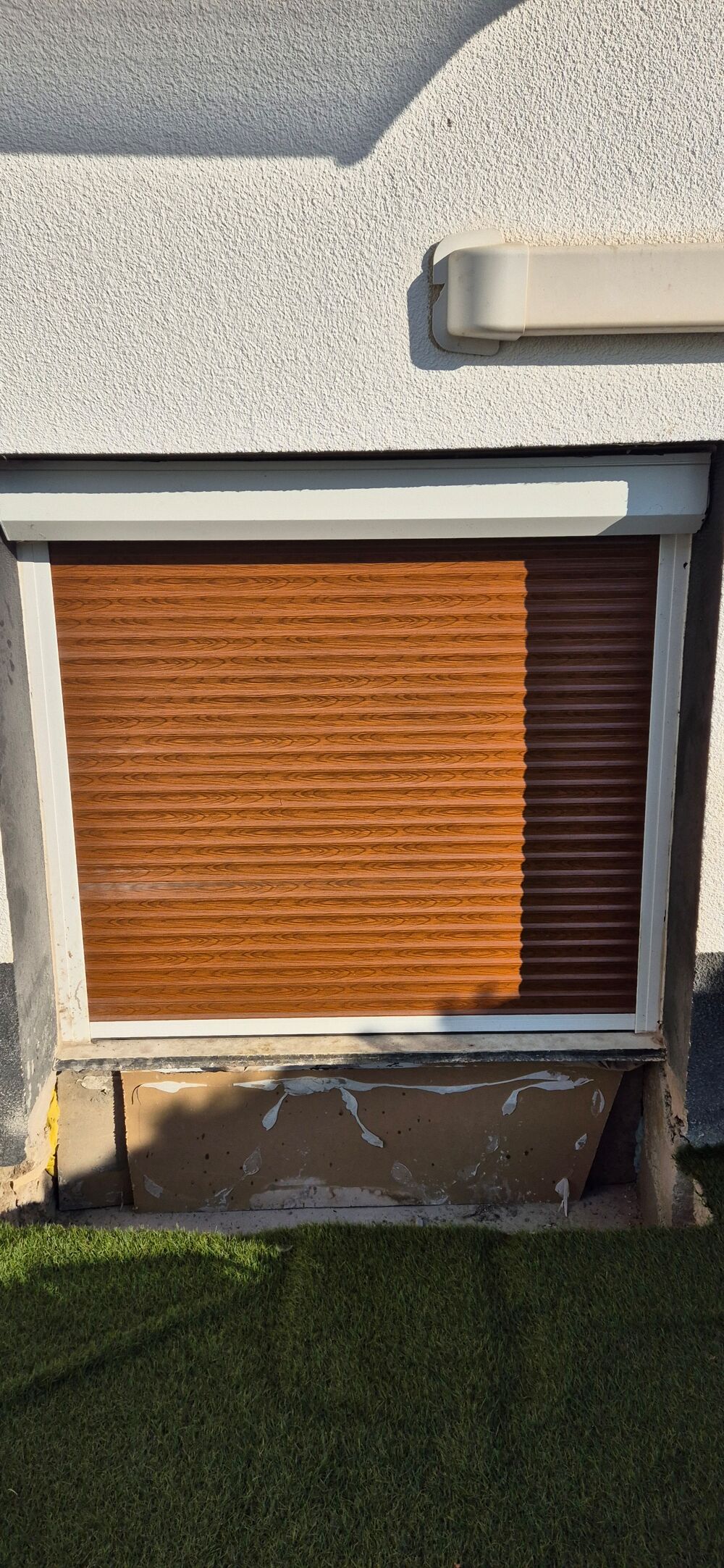 fen&ecirc;tre avec son volet roulant &eacute;lectrique + rideau Bricolage