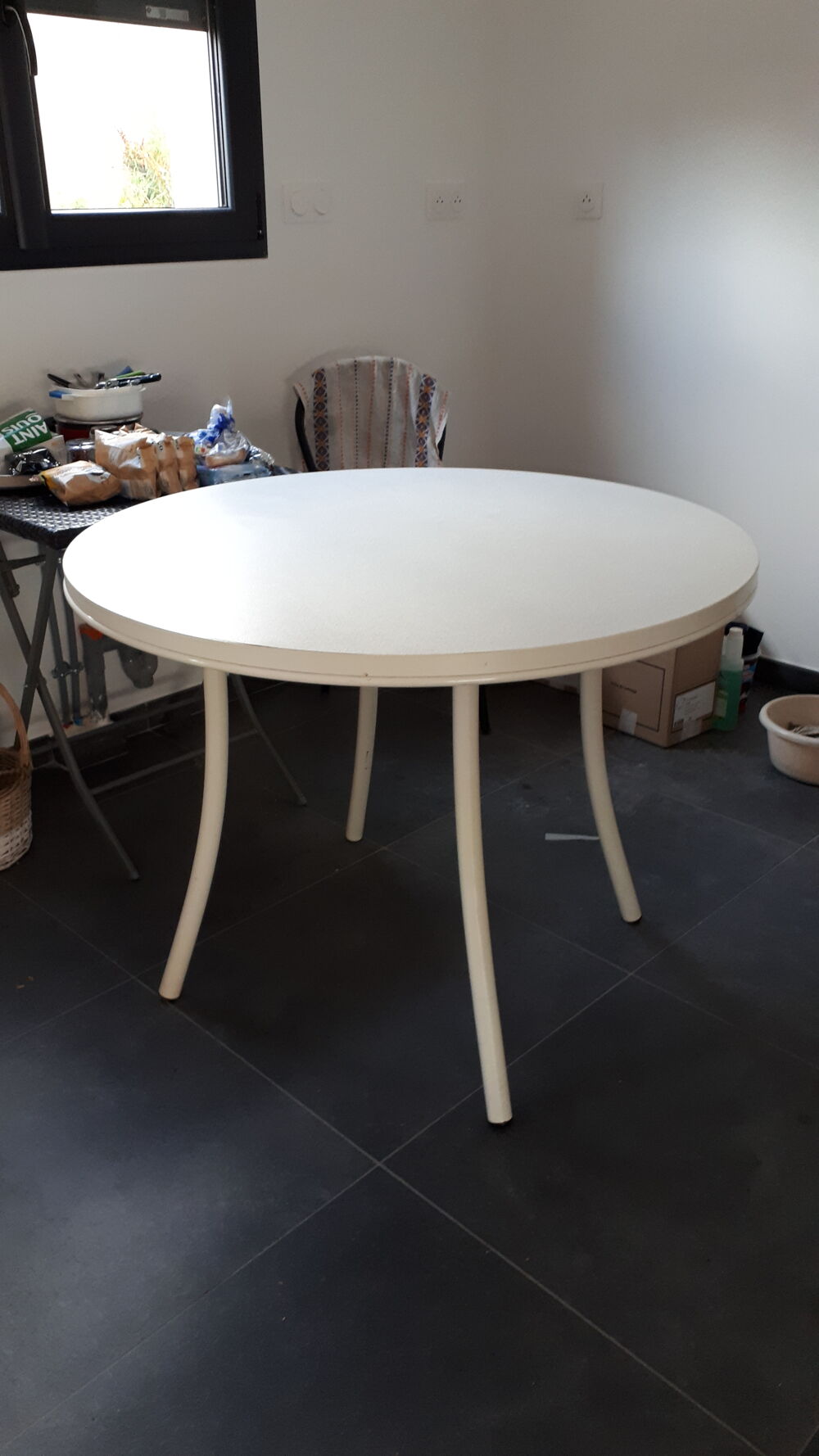 TABLE MODERNE RONDE ET 3 CHAISES Meubles
