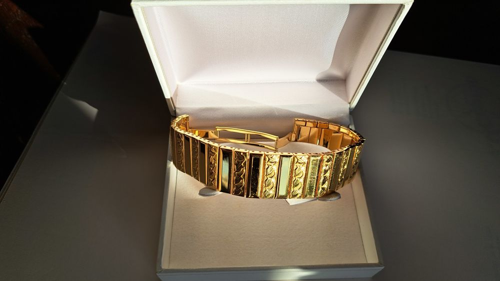 BRACELET DE MARQUE NEUF JAMAIS UTILIS&Eacute; 
AVEC SON &Eacute;CRIN, FAI Bijoux et montres