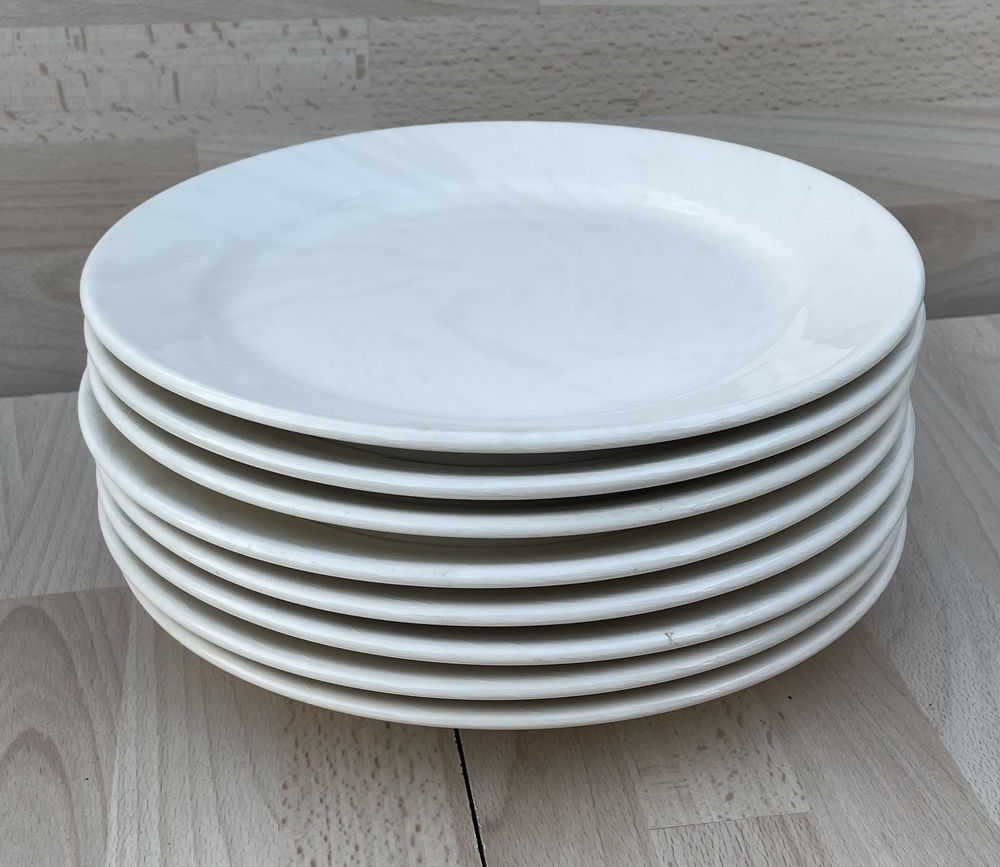 Vintage, lot d'un service &agrave; vaisselle ancien fa&iuml;ence blanche Cuisine