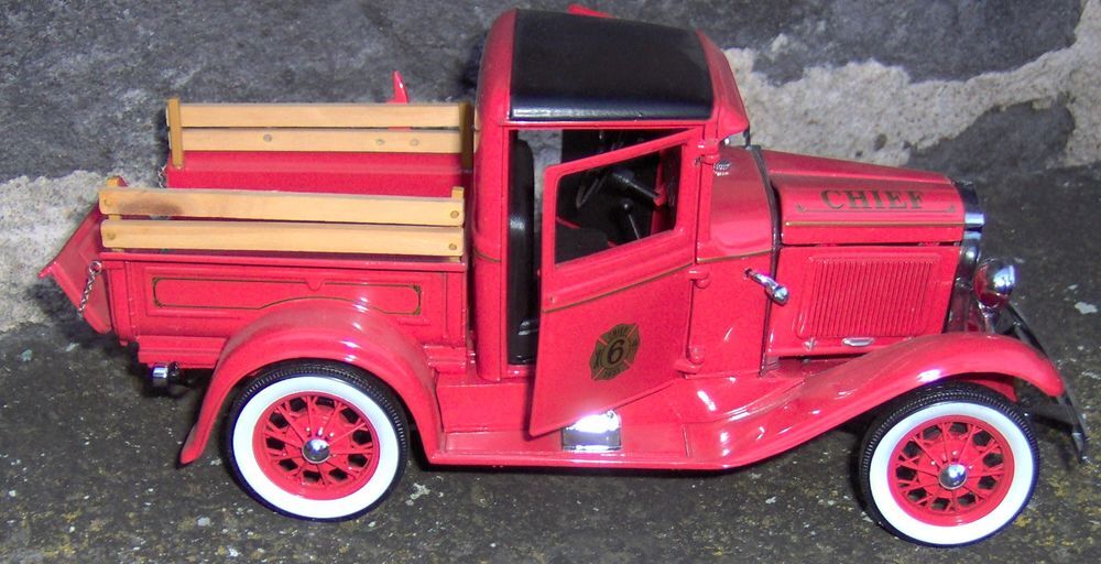 Camion pompiers "Ford" mod&egrave;le r&eacute;duit 1/18&egrave;me 